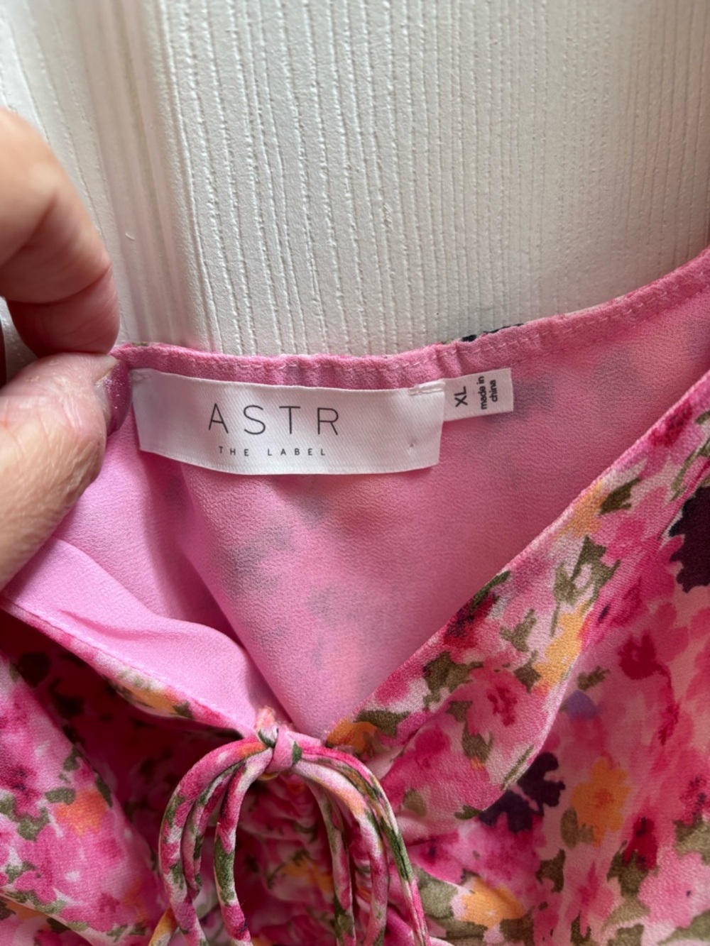 ASTR The Label Woman’s Pink Floral Smocked Puff Sleeve Top, Size XL, NWOT - Picture 4 of 4